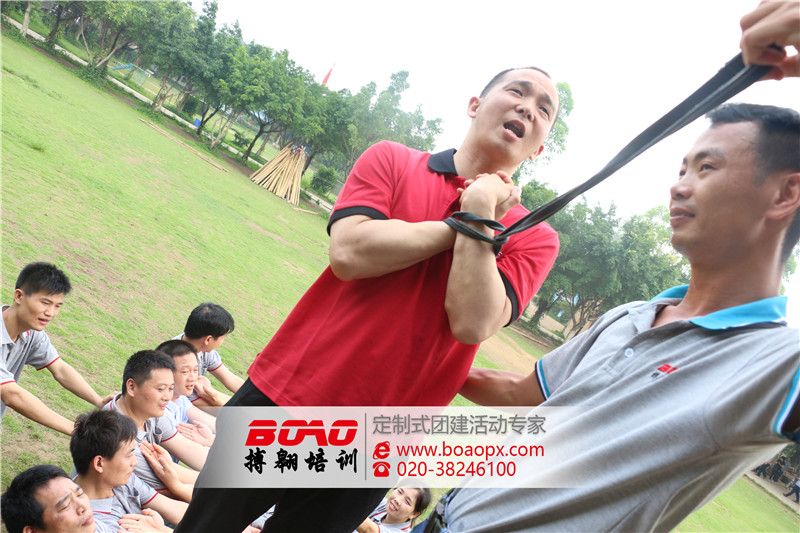 搏翱廣州拓展培訓(xùn)公司“信任背摔”拓展項(xiàng)目