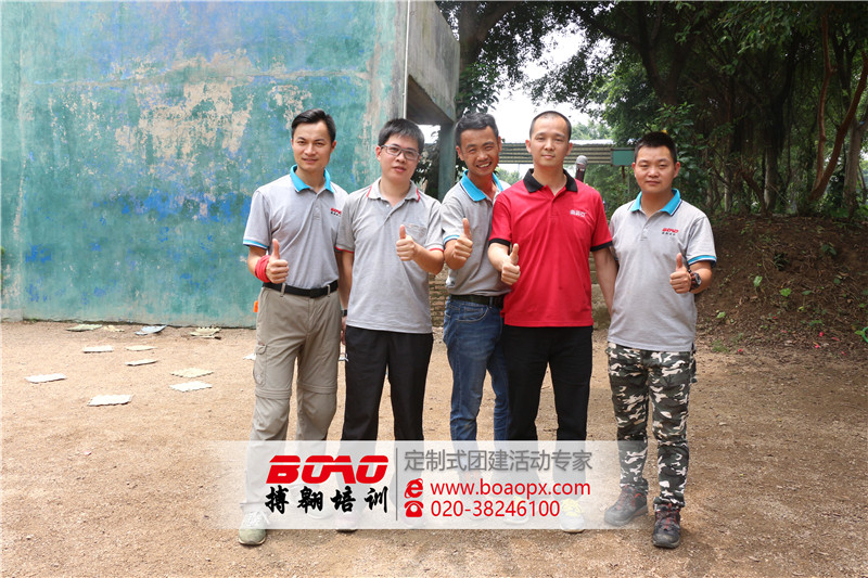 廣州拓展訓練基地，搏翱廣州拓展培訓公司教練團隊在拓展基地與客戶合影留念